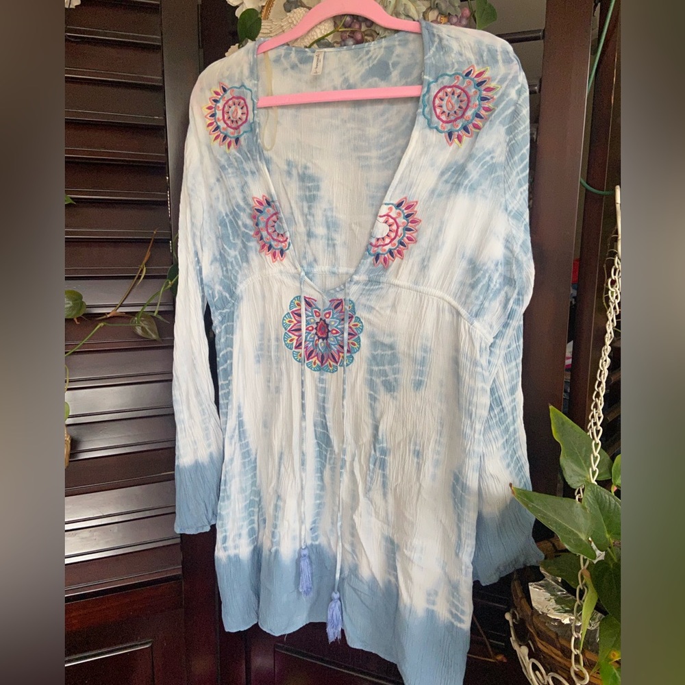 Francesca’s boho hippie style long bell sleeves cover/tunic top w/embroidery